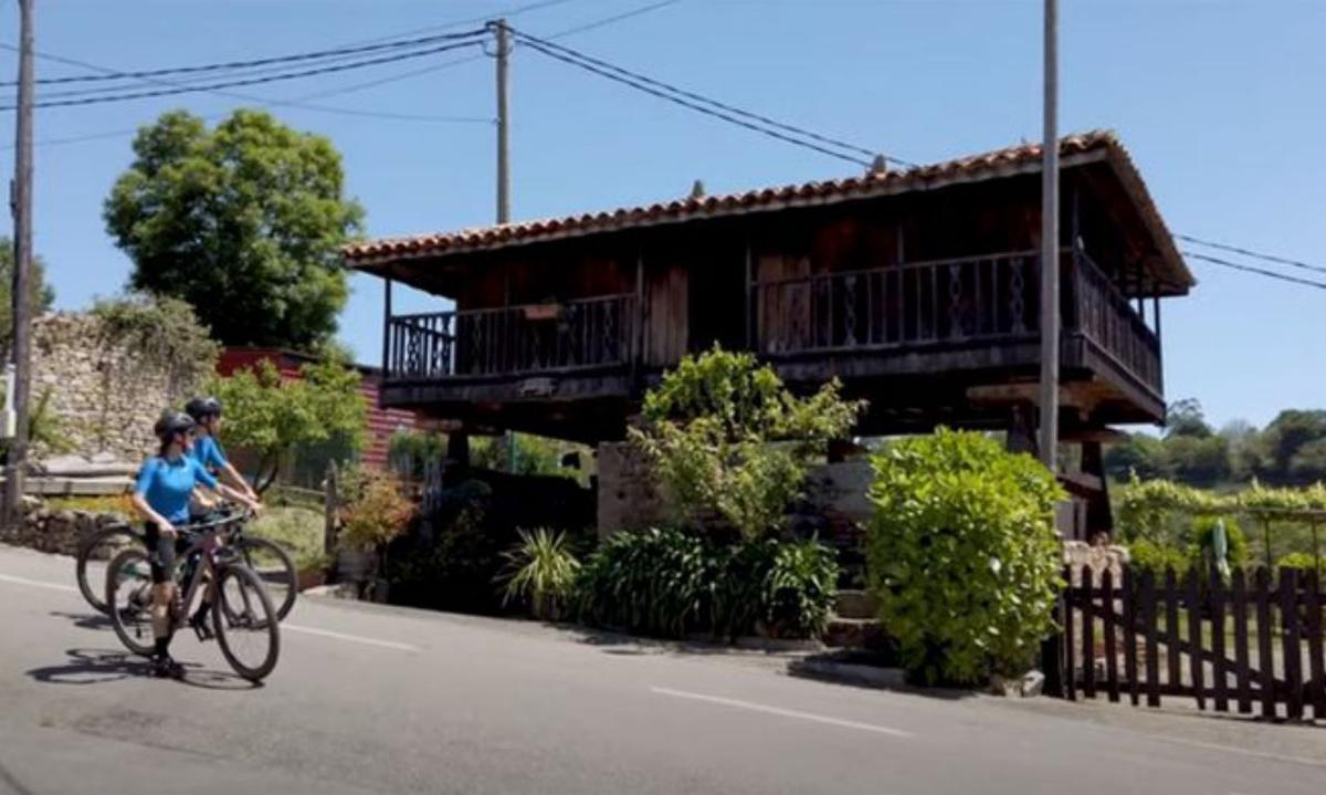 Jóvenes practicando piragüismo. | Cedida a  | LNE