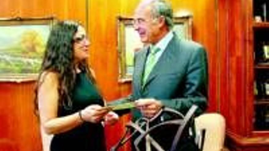 Medina entrega a la ganadora del concurso de escultura su premio