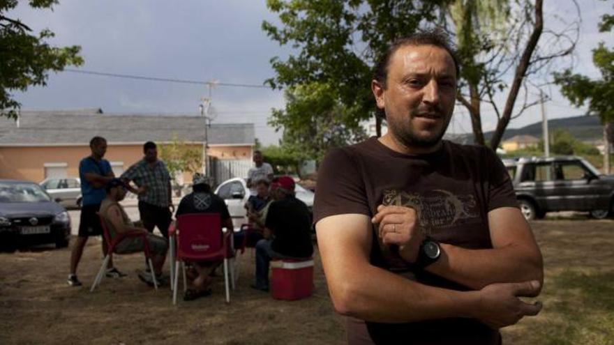 Compañeros de los ocho mineros encerrados en el pozo de Santa Cruz, en las instalaciones de la mina. | fernando rodríguez