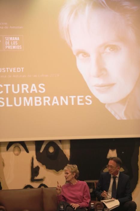 iri Hustvedt mantiene un encuentro con estudiantes en Oviedo.