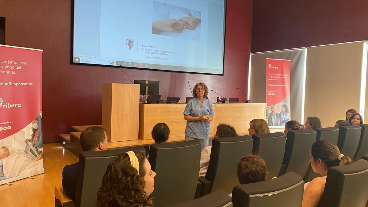 Recepción a enfermeras y enfermeros en el Hospital del Vinalopó en Elche