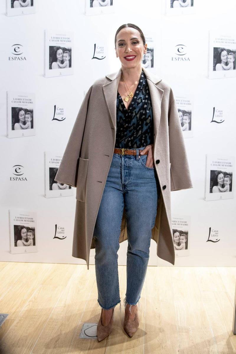 Tamara Falcó con vaqueros, blusa estampada, tacones y abrigo