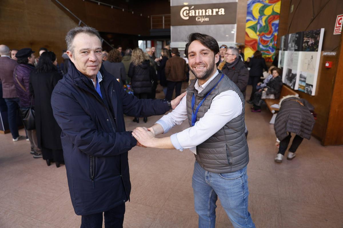 José Manuel del Pino, a la izquierda, y Andrés Ruiz, durante el congreso local del PP, en febrero de 2025.