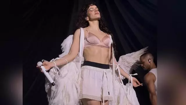 Rosalía interpreta "Magnolias" en el LUX TOUR Lyon