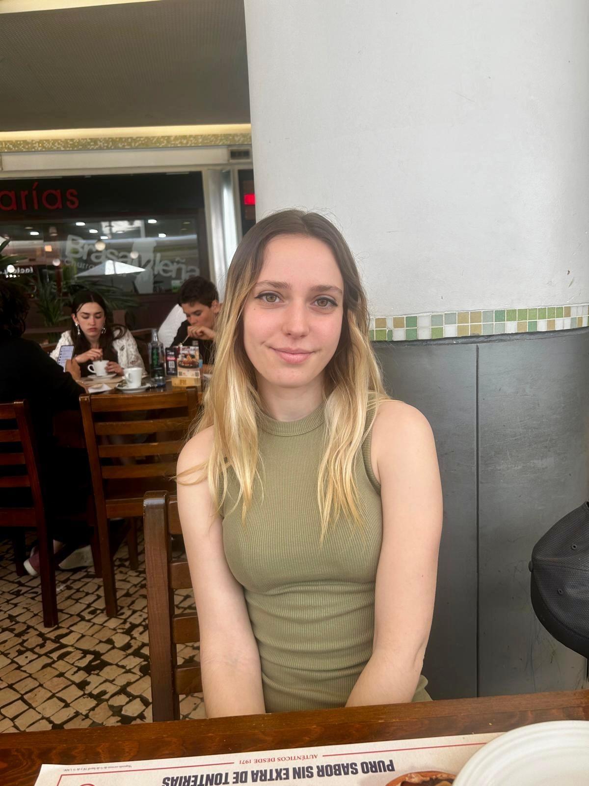 Ariana Comesaña concluye su primer curso como docente en un instituto.