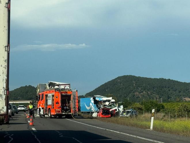 Aparatoso accidente entre dos camiones en la AP-7 a la altura de Almenara
