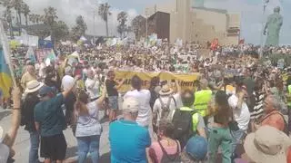 La manifestación 20A 'Canarias tiene un límite' recorre las calles de Las Palmas de Gran Canaria