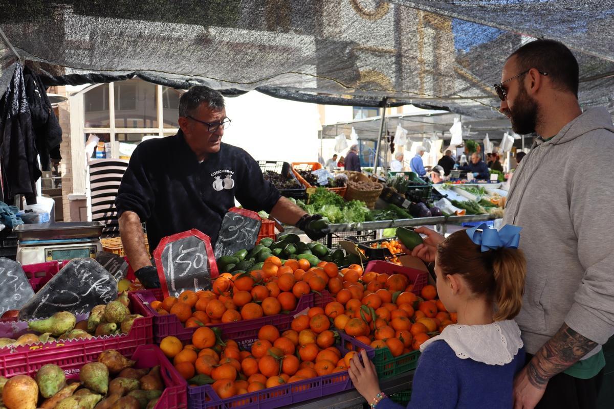 El agricultor y vendedor Álvaro Baix en su puesto en uno de los mercados de la provincia de Alicante