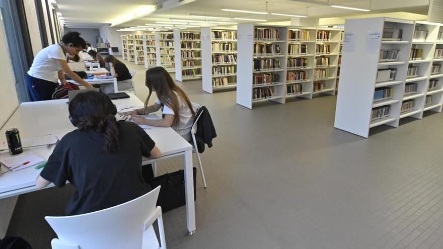 Unas estudiantes aprovechan las instalaciones de la recién reabierta Biblioteca Central en la BUC.