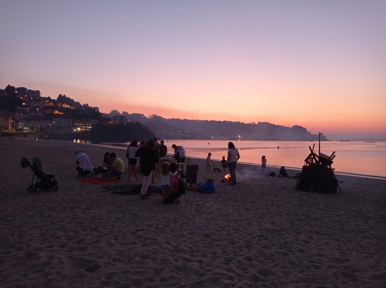 La noche de San Xoán en Bueu: la playa de Banda do Río y el parque de Xexide