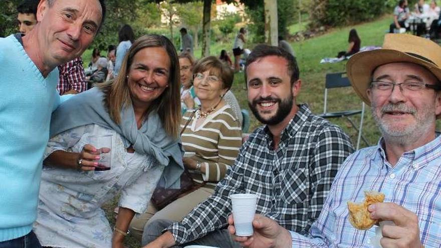 Félix López, Isabel Martín, Emilia Sierra, Eduardo López y Álvaro López disfrutan del bollo en San Román.