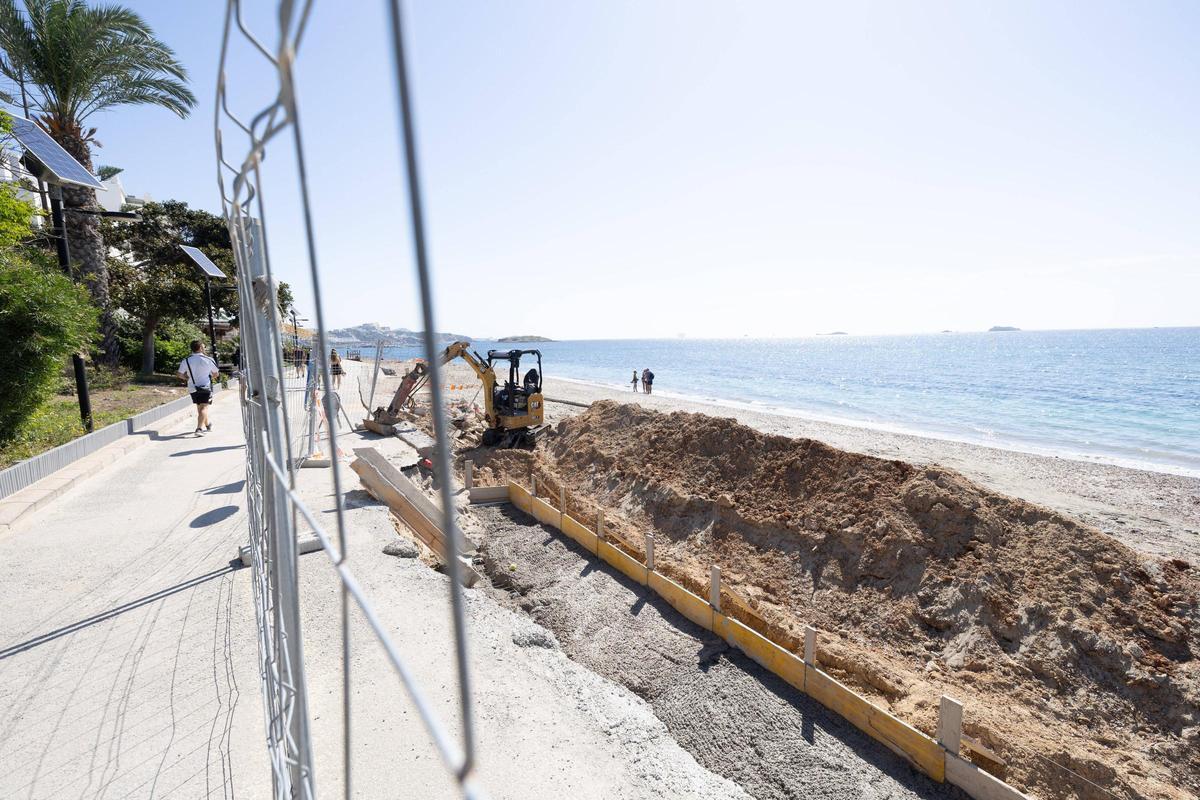 Imágenes de Platja d'en Bossa dividida entre turistas y demasiadas obras