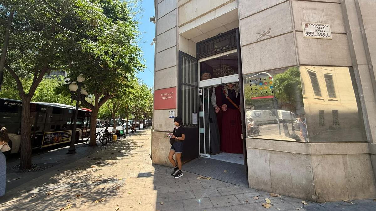 El Museo de Hogueras de Alicante reabre cuatro meses después con la sala central aún cerrada