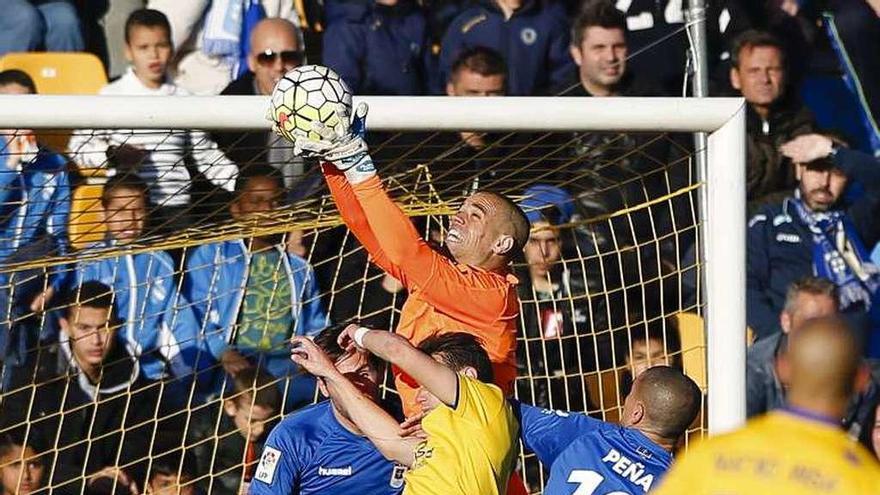Miño, exportero del Oviedo, bloca una pelota durante el encuentro que los azules jugaron la pasada temporada en Alcorcón (1-0).