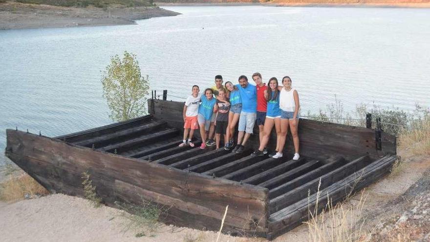 Un grupo de niños en la barca de Villaflor.