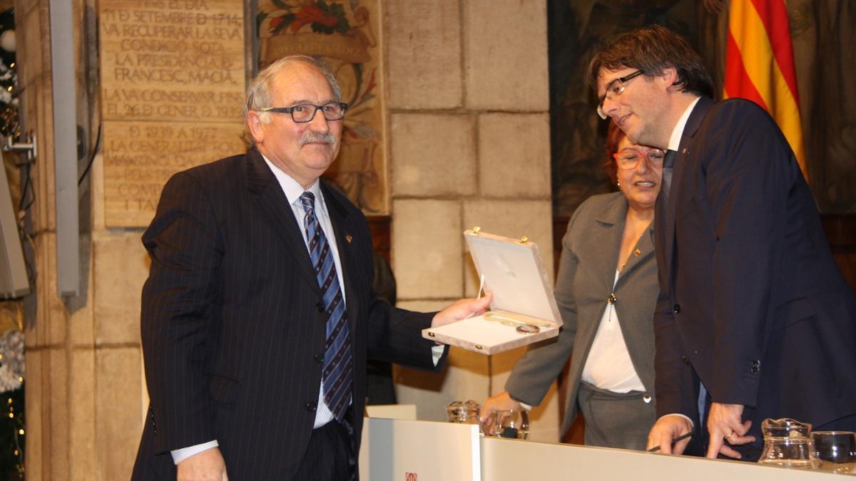 El pastelero Joan Turull de Terrassa y expresidente del gremio de pasteleros recibe la medalla President Macià de manos de Carles Puigdemont.