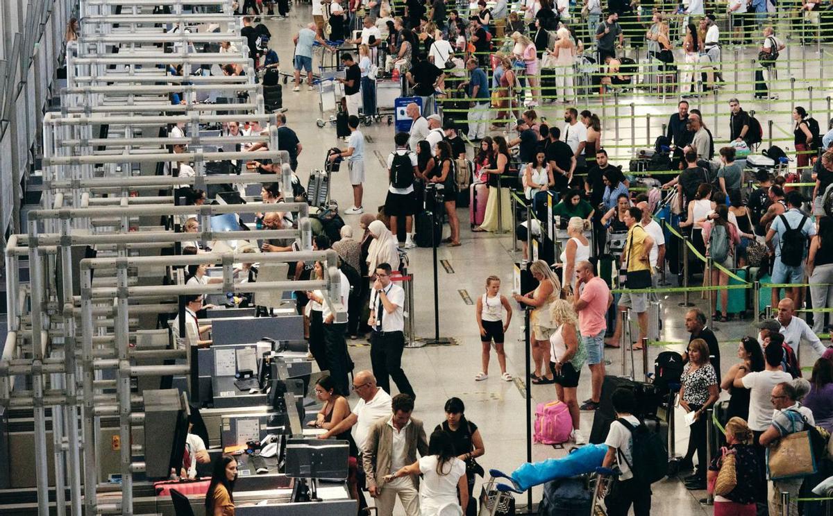 Viajeros en el aeropuerto de Málaga