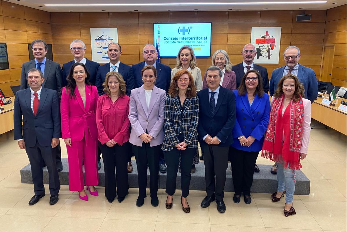Los consejeros y la ministra antes de iniciar la reunión