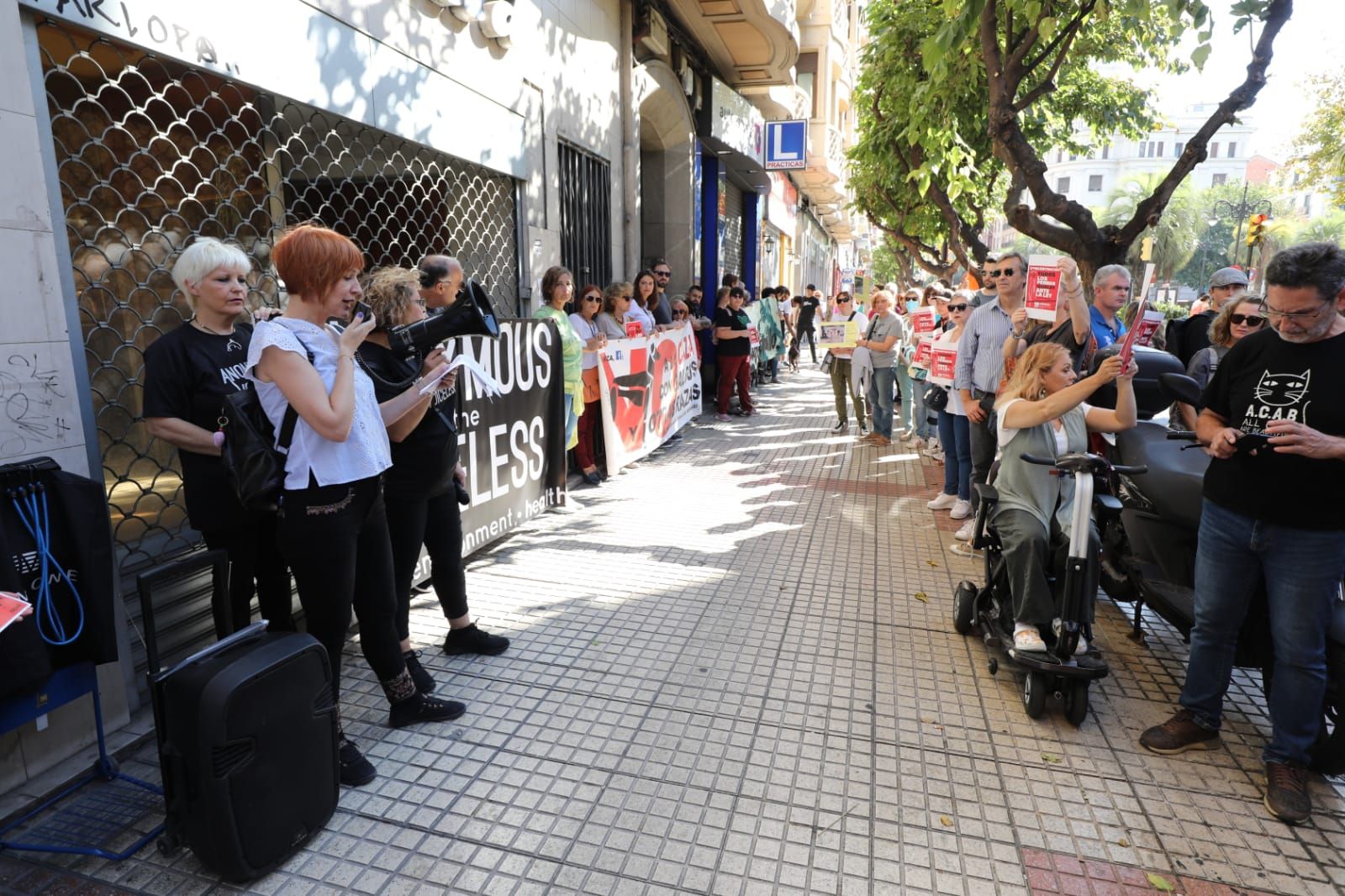 Protesta animalista ante la sede del PSOE en Zaragoza