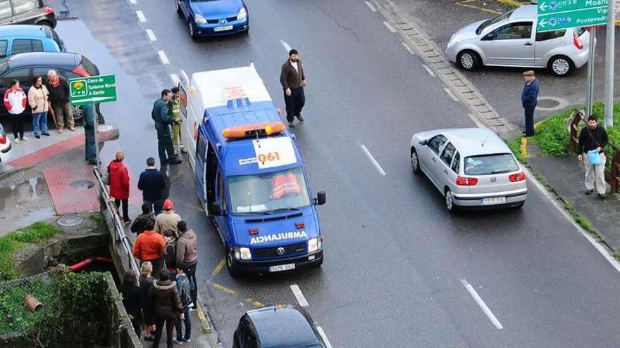 Una ambulancia del 061 prestando servicio en una calle de Cangas.