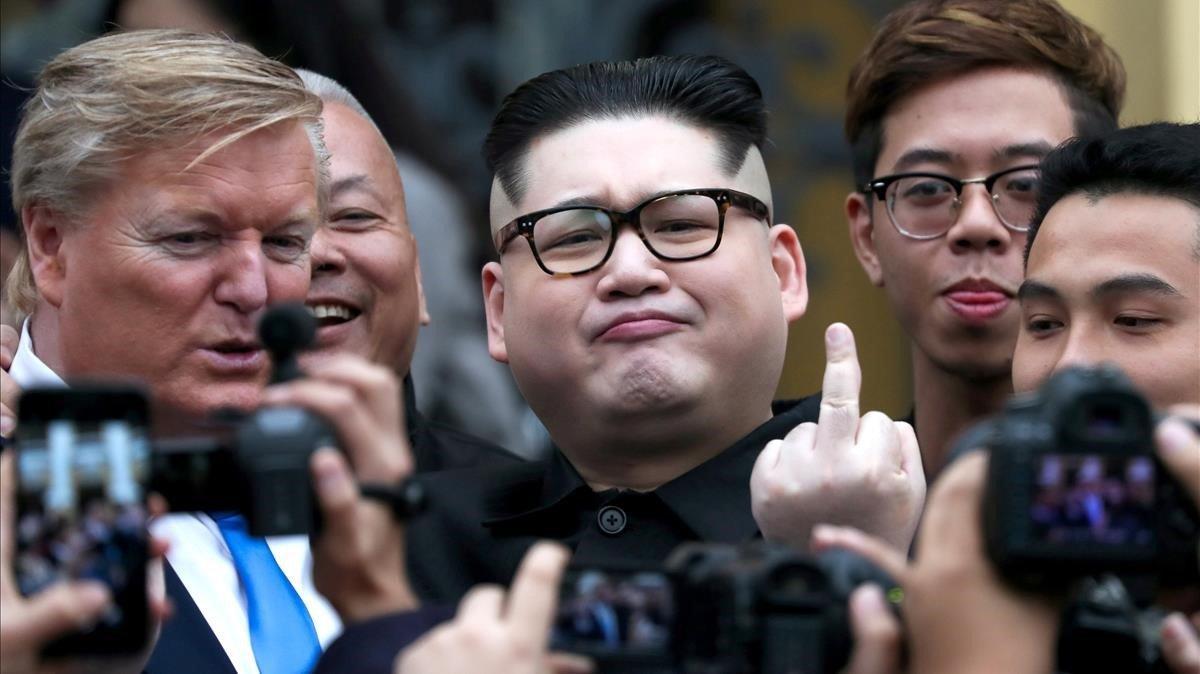 Howard X un imitador del líder norcoreano Kim Jong Un y Russell White que se hace pasar por el presidente de la U S Donald Trump posan para una foto fuera de la Casa de la Ópera antes de la próxima cumbre Trump-Kim en Hanoi, Vietnam