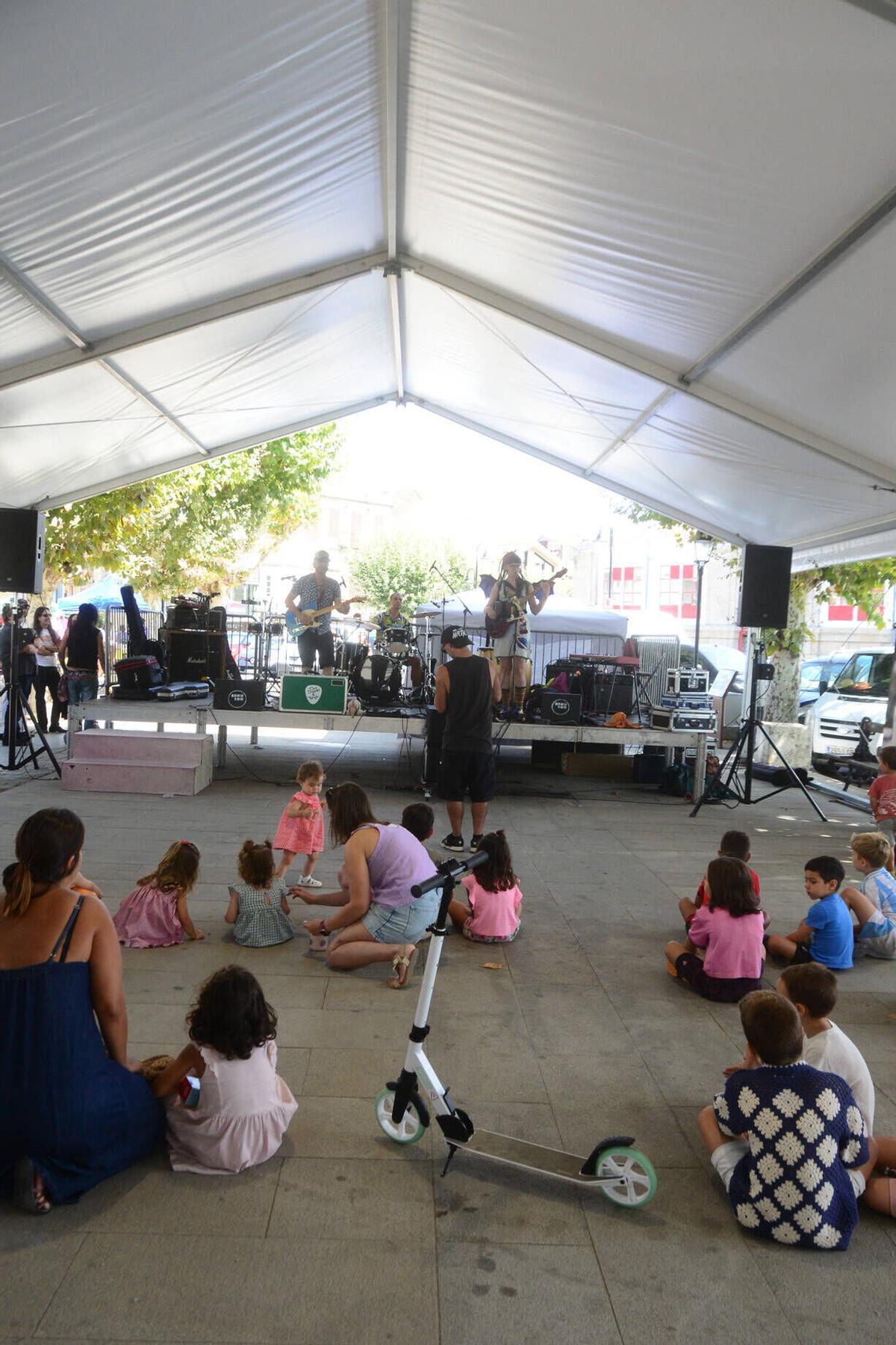 Música, artesanía y gastronomía inundan Cangas con el Satur-Day Fest. Música, artesanía y gastronomía inundan Cangas con el Satur-Day Fest.