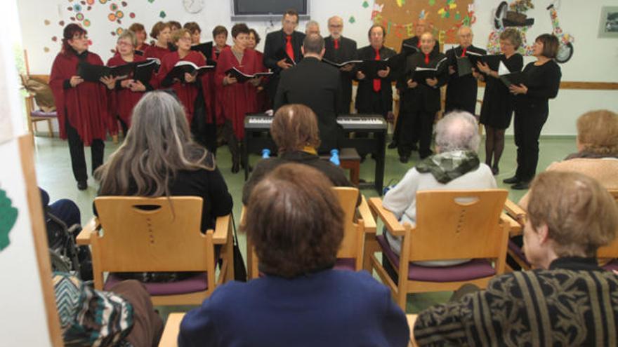 Los internos asisten al concierto.