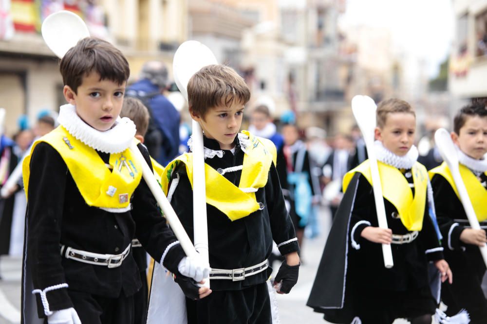 Los niños de todas las comparsas consiguen lucirse durante el Desfile Infantil a pesar del tiempo