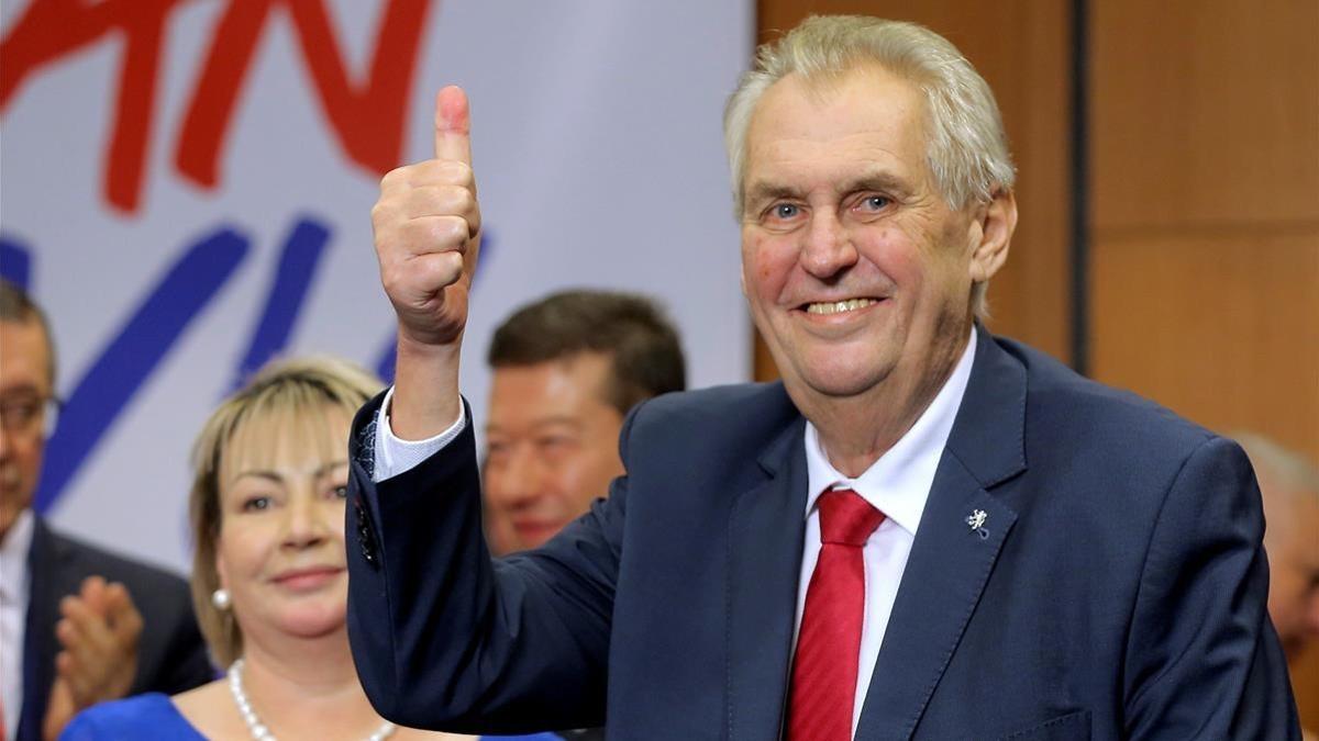 El reelegido presidente de la República Checa, Milos Zeman, tras conocer su triunfo electoral