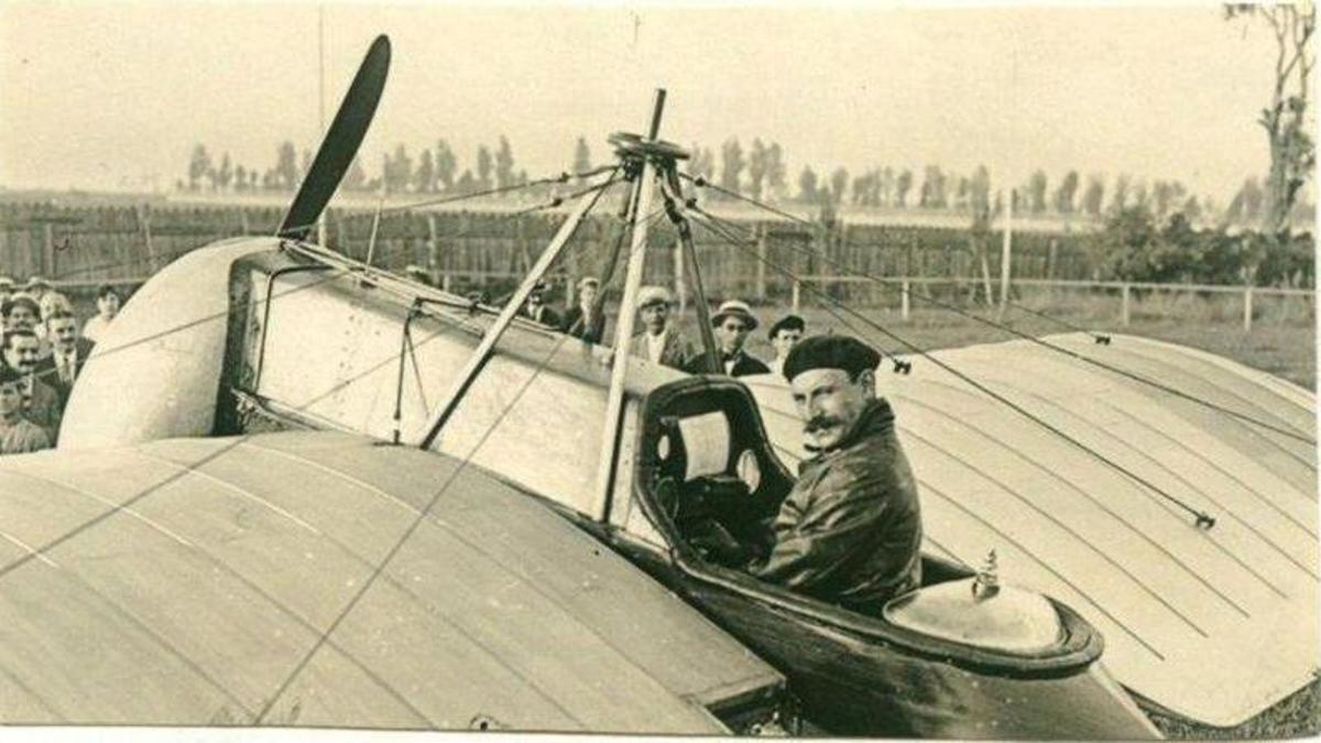 El aviador Salvador Hedilla, antes de despegar en sa Pobla.