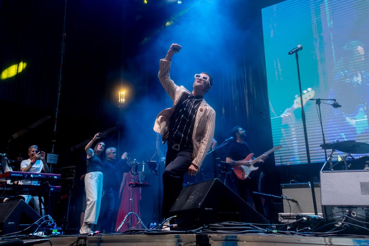 Bernardo Vázquez, del grupo The Refrescos, durante un concierto para celebrar los 40 años de la Real Casa de Correos como sede de Gobierno, en la Puerta del Sol