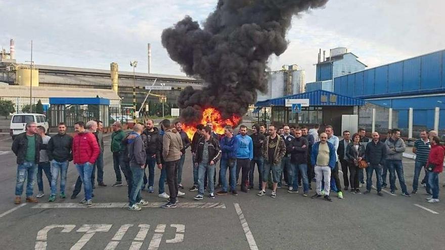 Trabajadores de Alcoa ante la sede de la factoría coruñesa en una de las tres jornadas de huelga de junio.