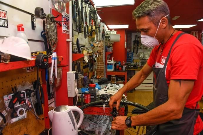 21-05-20   CANARIAS Y ECONOMIA. CALLE ALEMANIA . LAS PALMAS DE GRAN CANARIA. Johannes Schoefecker es propietario de Bike Gran Canaria, tienda de venta y reparación de bicicletas que ha visto crecer el negocio en esta crisis. Fotos: Juan Castro.  | 21/05/2020 | Fotógrafo: Juan Carlos Castro