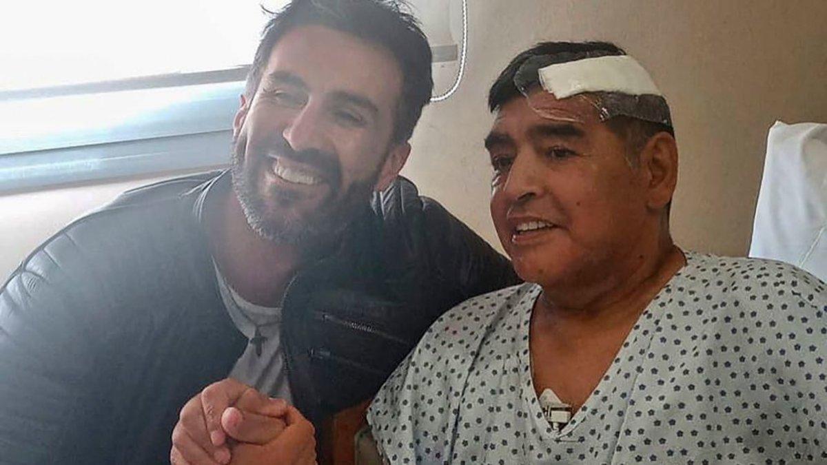 El doctor Leopoldo Luque, junto a Maradona tras su operación
