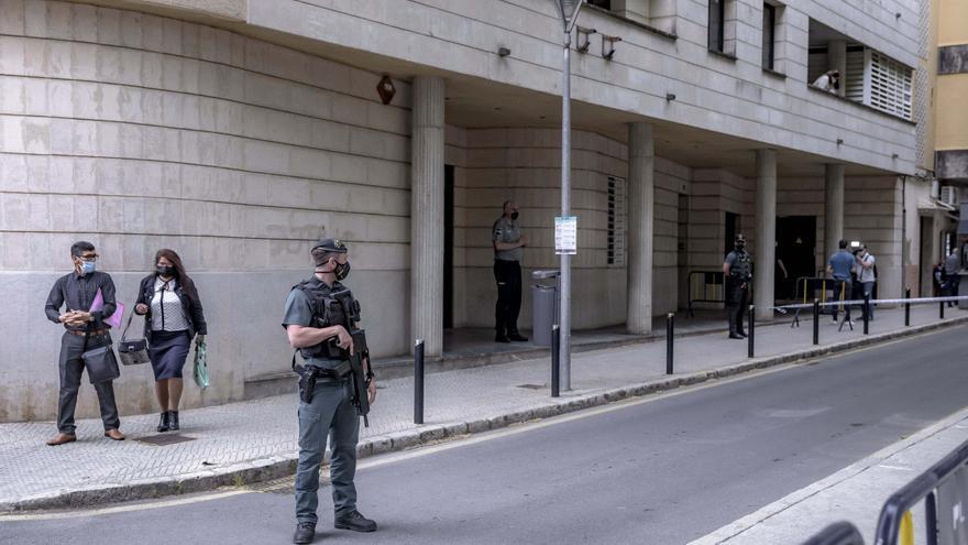 Crimen en sa Pobla: Gritos de «¡asesino!» y altercados   a las puertas del juzgado de Inca