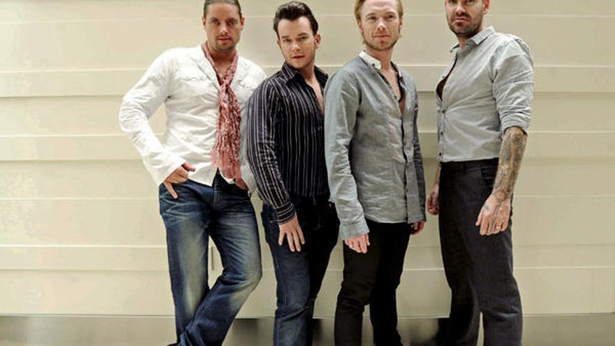 Stephen Gately con sus compañeros de Boyzone.