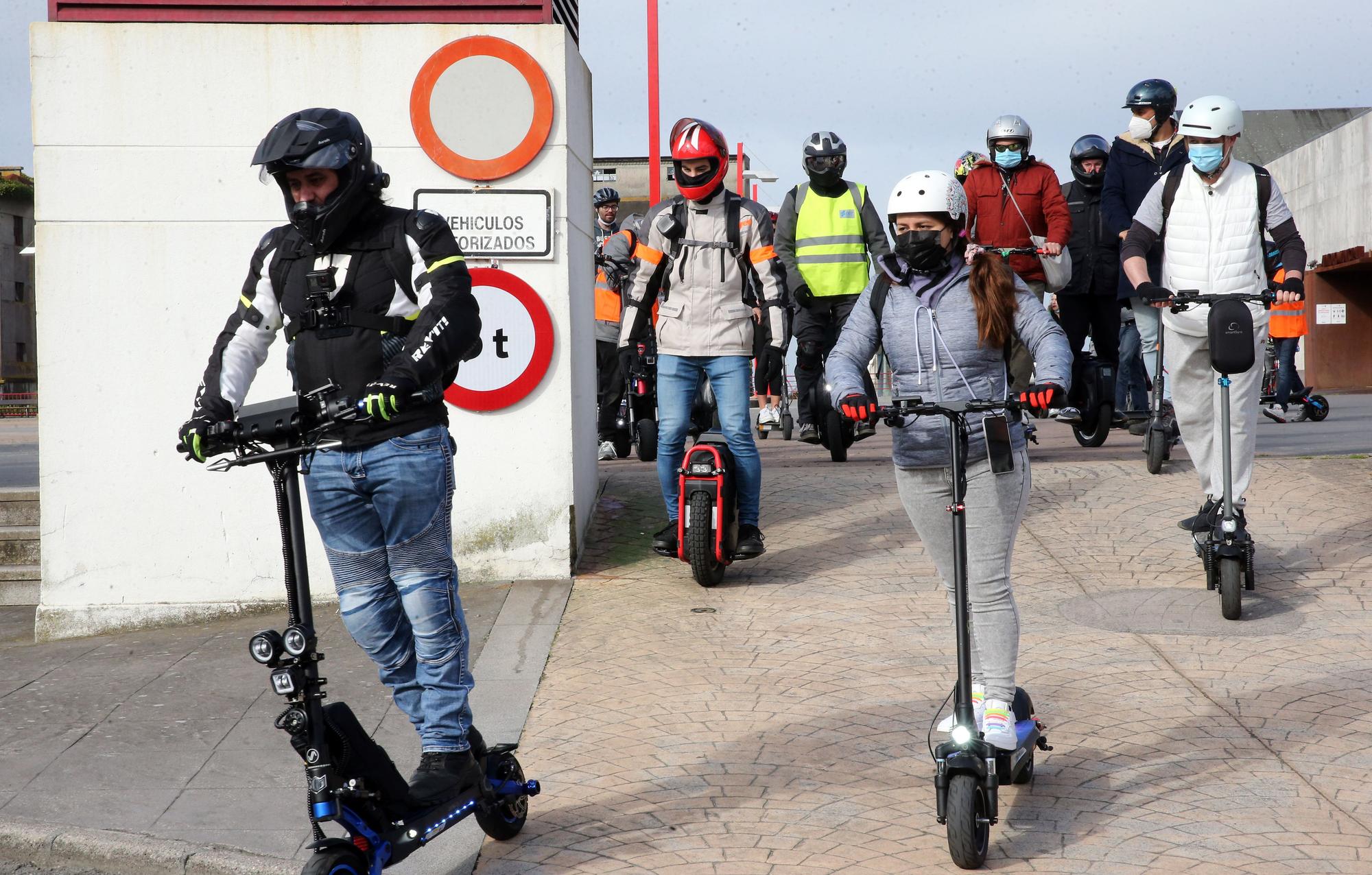 Medio centenar de personas se concentran en Vigo contra la "sobrerregulación" de Vehículos de Movilidad Personal