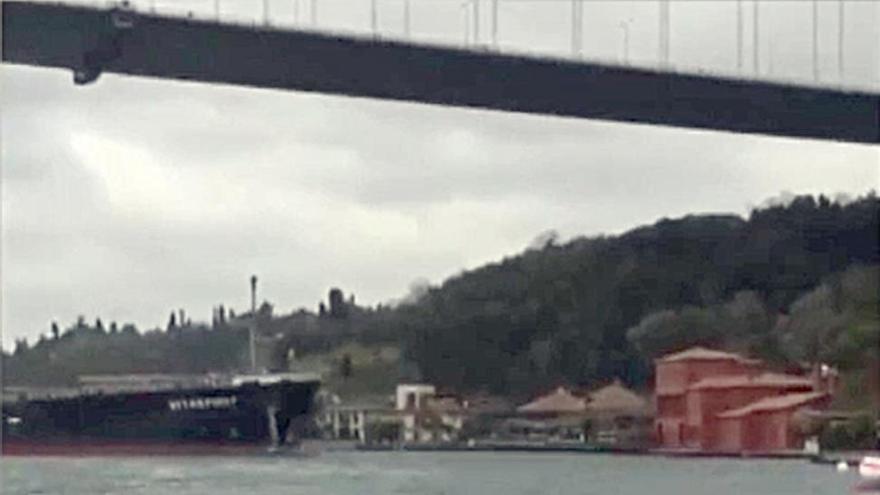 Un petrolero se estrella en la costa del Bósforo contra un edificio histórico