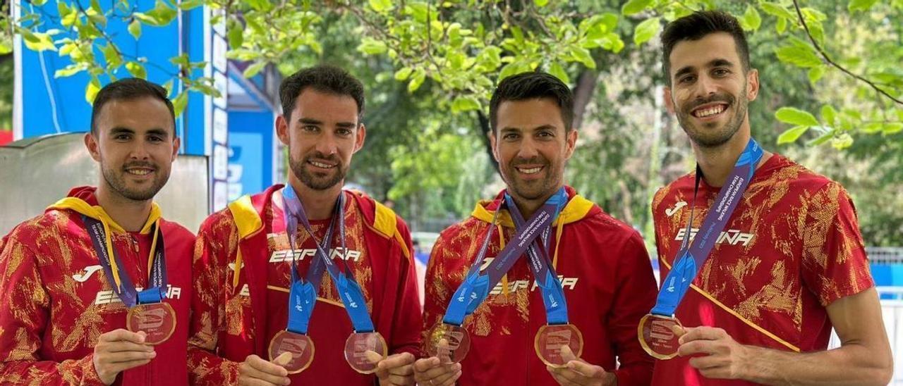 Miguel Ángel López, Manuel Bermúdez, Marc Tur y Álvaro Martín con las medallas conseguidas ayer en Podebrady.