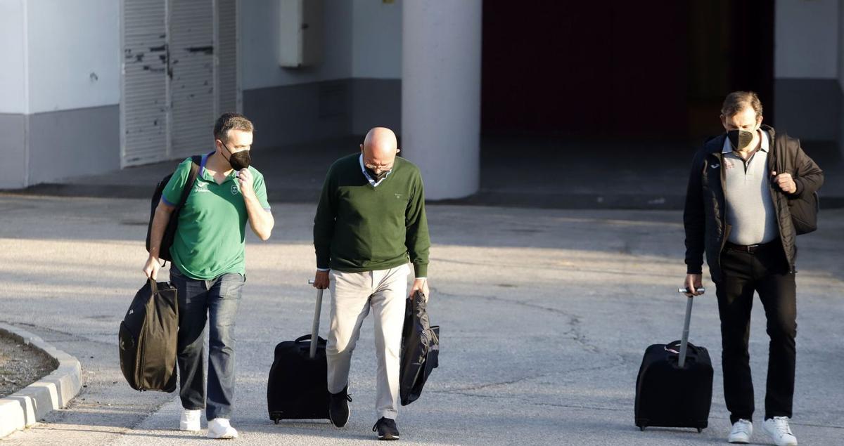 Ángel Sánchez Cañete, junto al presidente, Antonio Jesús López Nieto, y el director deportivo, Juanma Rodríguez, antes de partir rumbo a Ucrania.