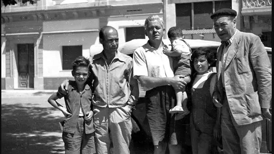 Alfons Quintà i el seu pare (esquerra), amb Jaume Vicens Vives i els seus dos fills, i l&#039;escriptor Josep Pla, als anys 50
