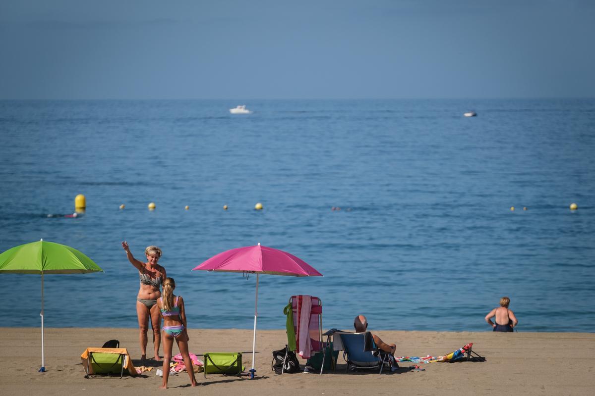 Turistas en la playa de Los Cristianos.