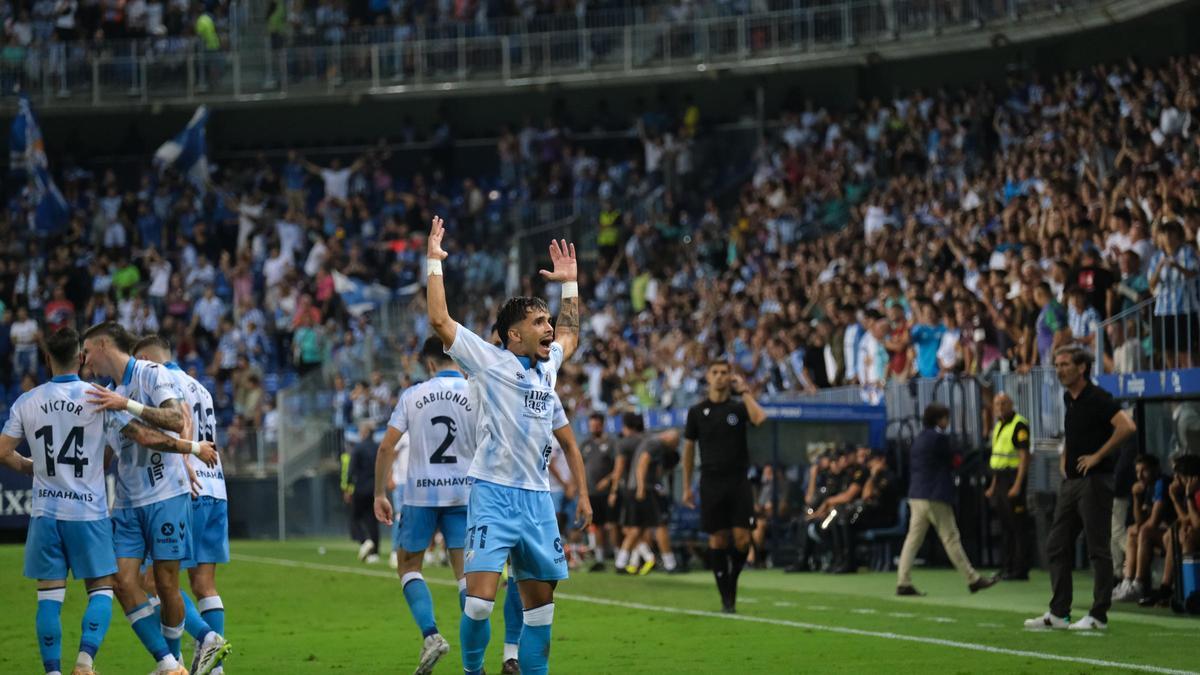 Kevin y La Rosaleda celebran el gol ante el San Fernando.