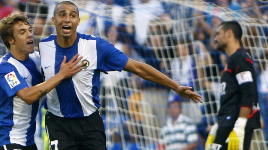 Trezeguet y Kiko Femenia celebran un gol en el Rico Pérez