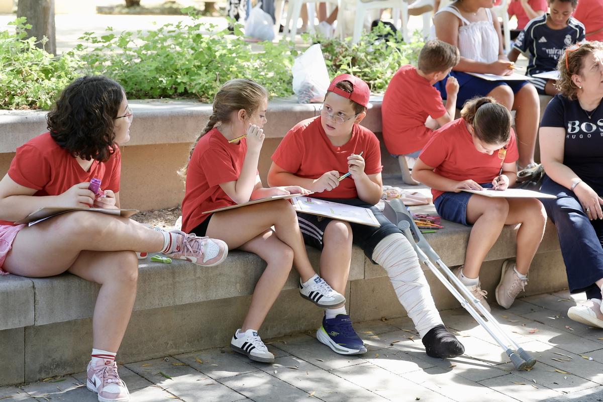 La fiesta de los falleros infantiles con el concurso de dibujo de la JCF