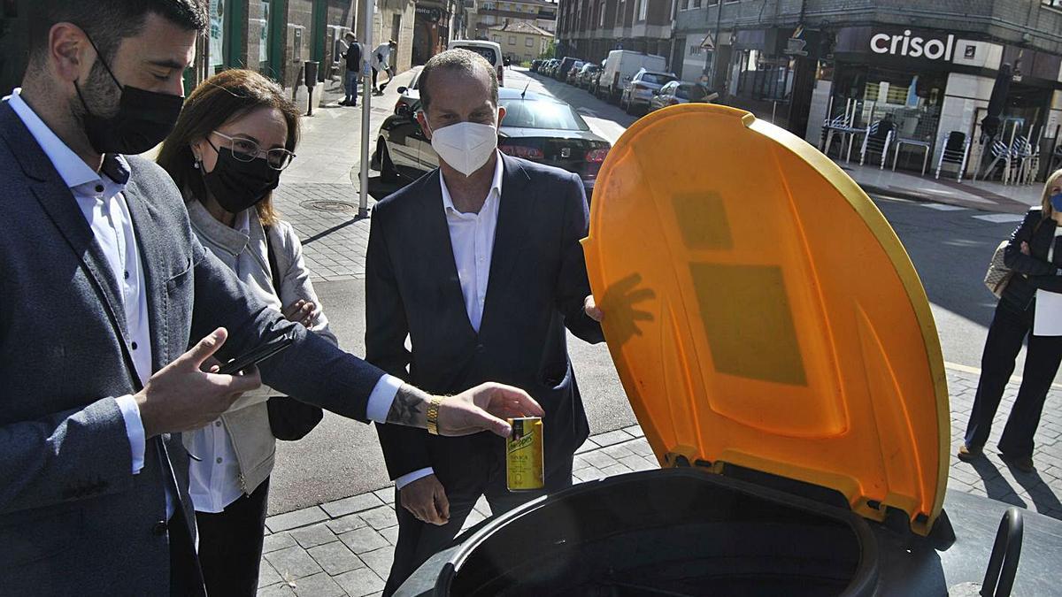 Por la izquierda, David Mon, Paz Orviz y Ángel Herviella, en Lugo de Llanera, el pasado abril, durante la presentación de la iniciativa “Reciclos”. | Andrés Illescas