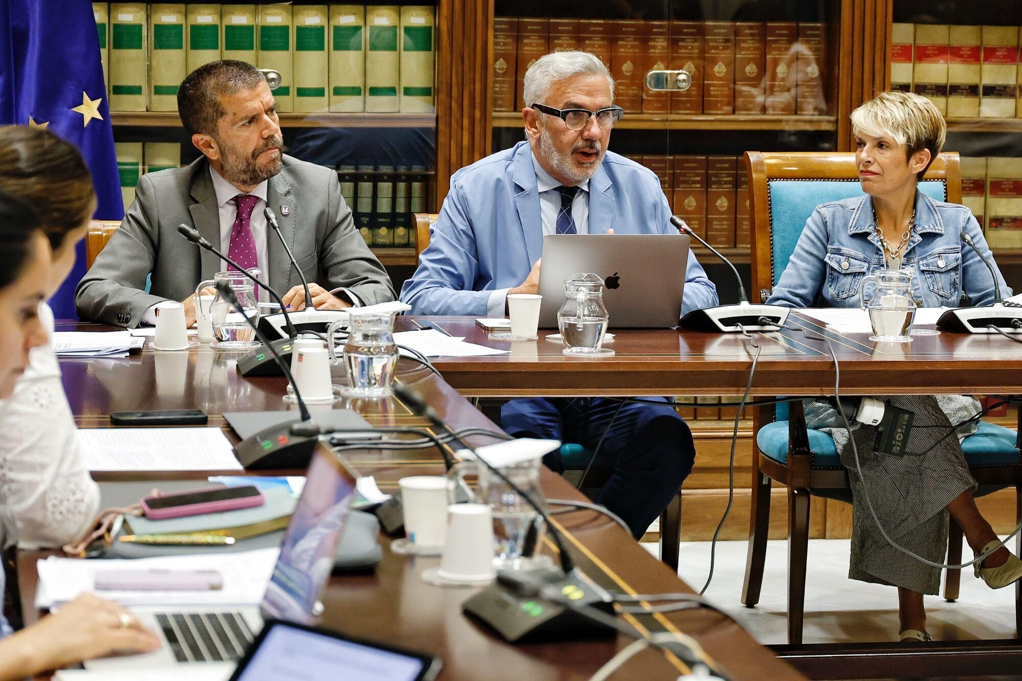 Los rectores canarios comparecen en el Parlamento regional para valorar la ley de ciencia.