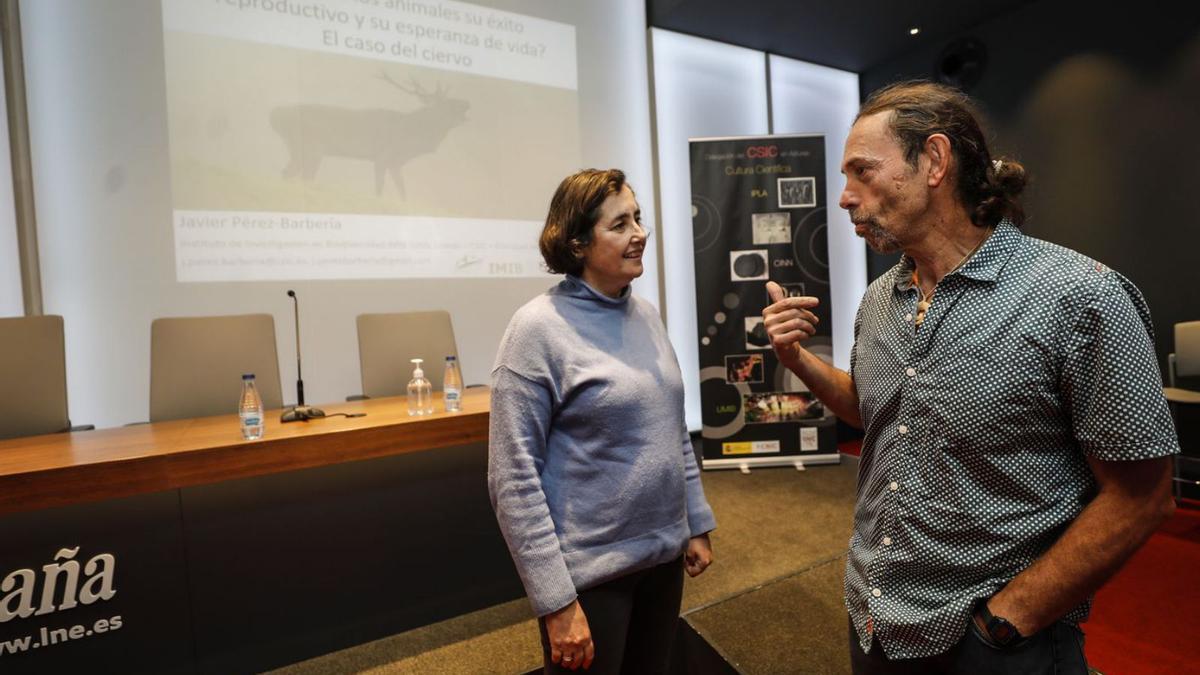 María Fernández y Javier Pérez-Barbería, ayer, en el Club Prensa Asturiana de LA NUEVA ESPAÑA. | Luisma Murias