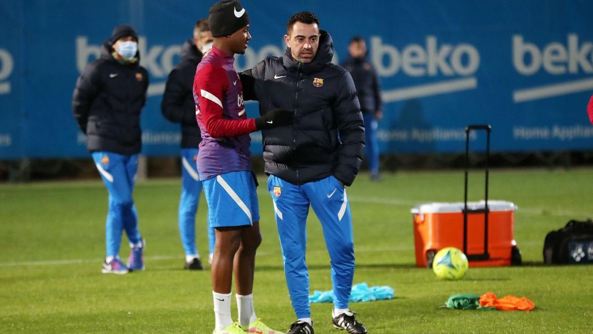 Xavi charla con Ansu Fati en el primer entrenamiento del Barça tras la eliminación en la Champions.
