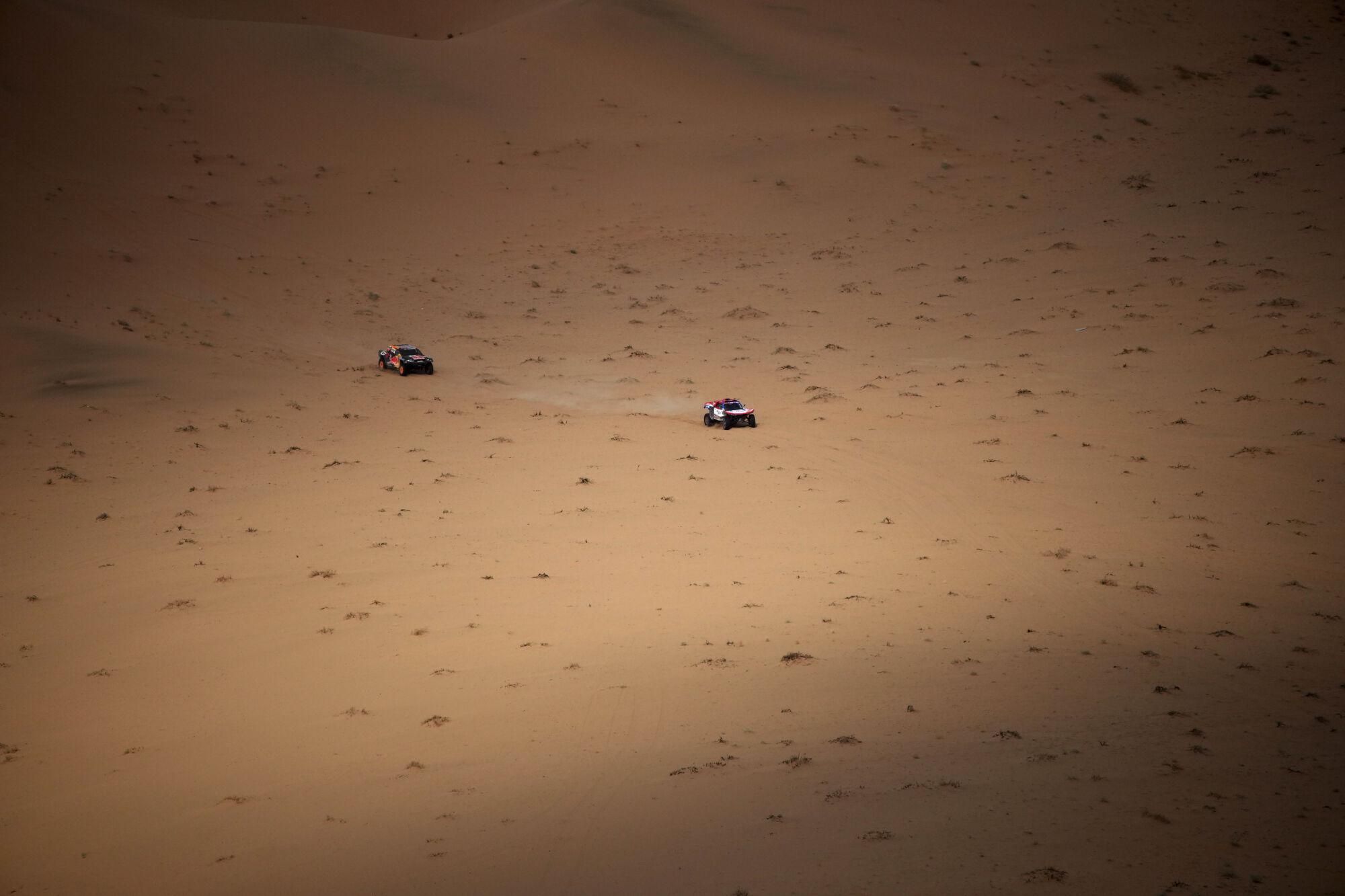 Cars drive during the seventh stage of the Dakar Rally with start and finish in Al Duwadimi, Saudi Arabia, Sunday, Jan. 12, 2025. (AP Photo/Christophe Ena). EDITORIAL USE ONLY/ONLY ITALY AND SPAIN